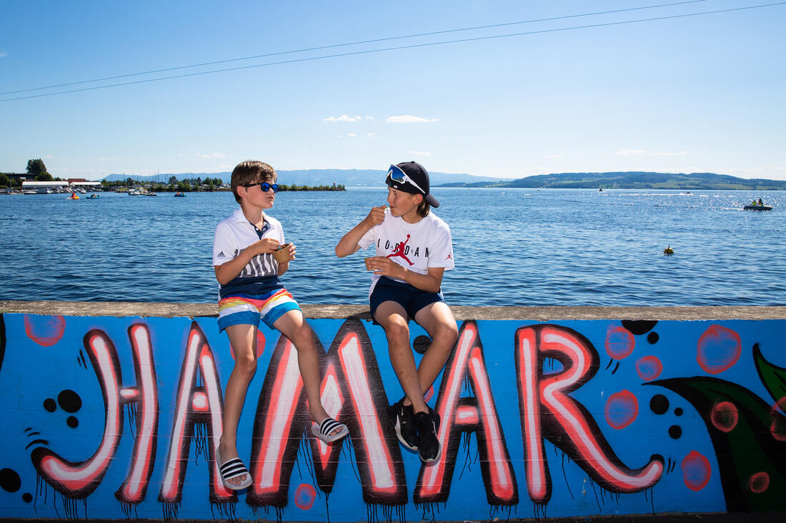 Gutter ved Mjøsfronten - foto Hamarregionen.