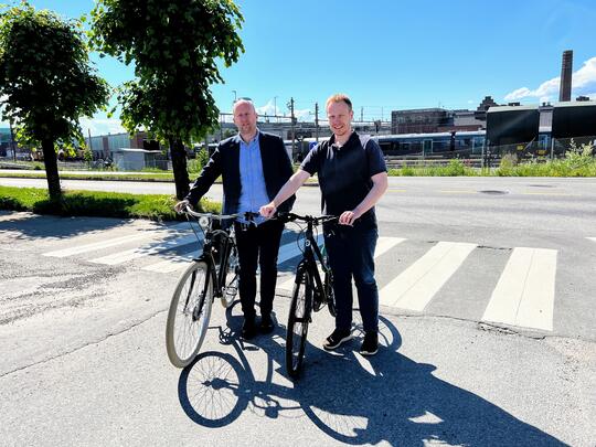 Konstituert kommunedirektør Kjetil Wold Henriksen og prosjektleder Krister Helland Skjærbekk i By, miljø og arbeid oppfordrer til å sykle hvis du har mulighet.