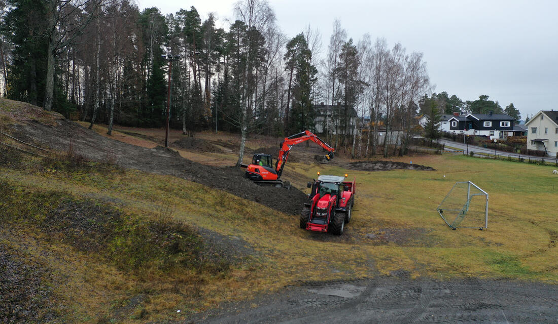 Det graves og jobbes nå ved Greveløkka for å lage et alle tiders anlegg for skileik, hopp og annen moro i snøen