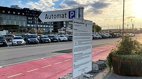 Parkeringsplasser på Brygga, også kalt åttemetersplanet.