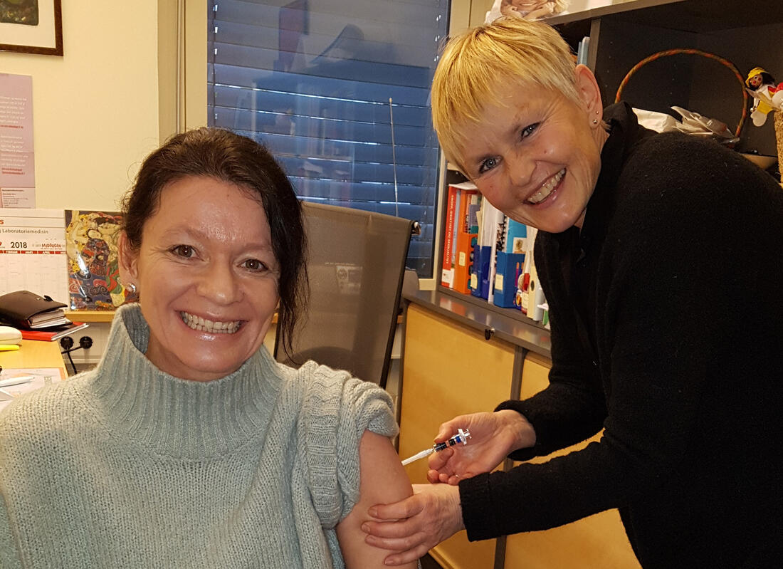 Helsesykepleierne Kari Jæger og Marianne Buvik håper mange vil benytte seg av tilbudet om vaksine mot hjernehinnebetennelse.