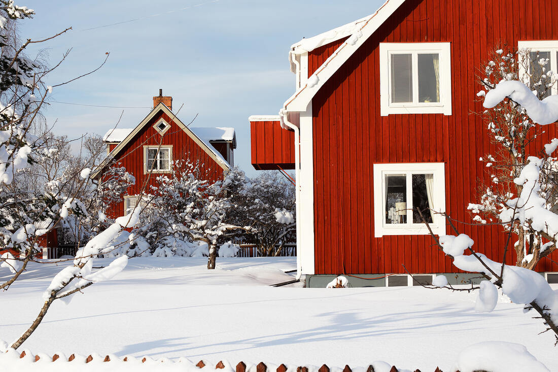Eiere av boliger i Hamar må betale eiendomsskatt. Foto av rødt bolighus fra Adobe Stock.