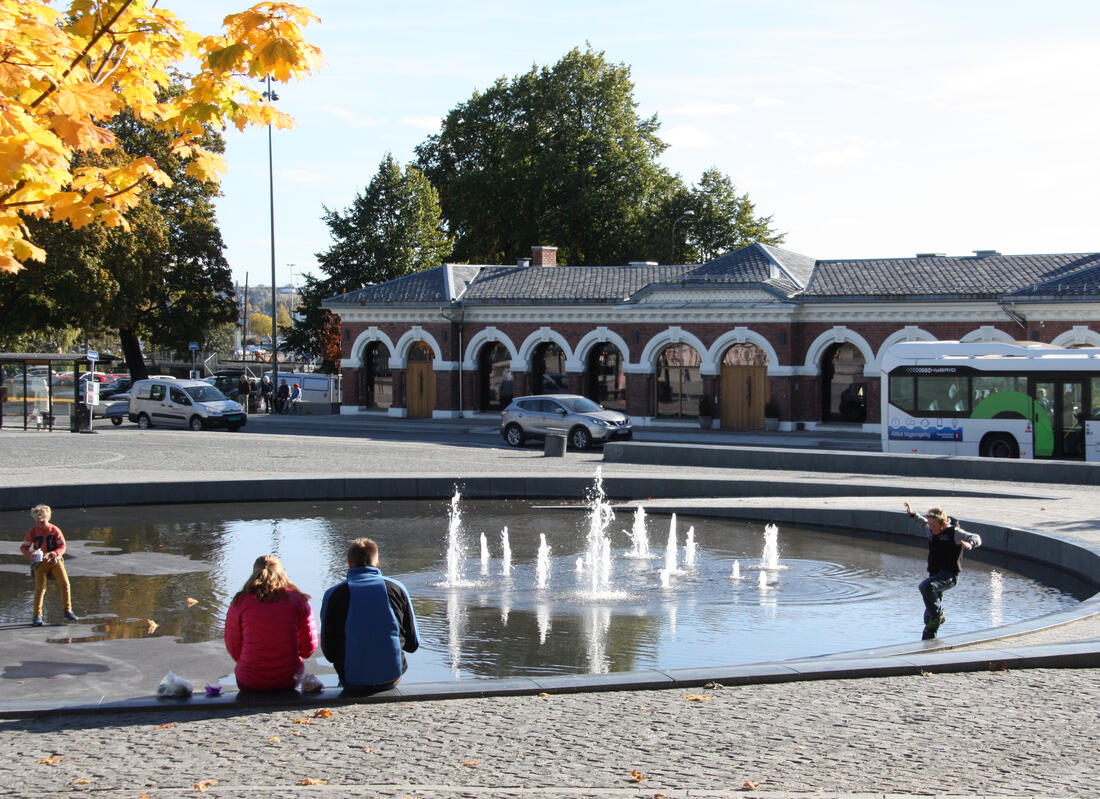 Foto av Stortorget med folk og fontene.