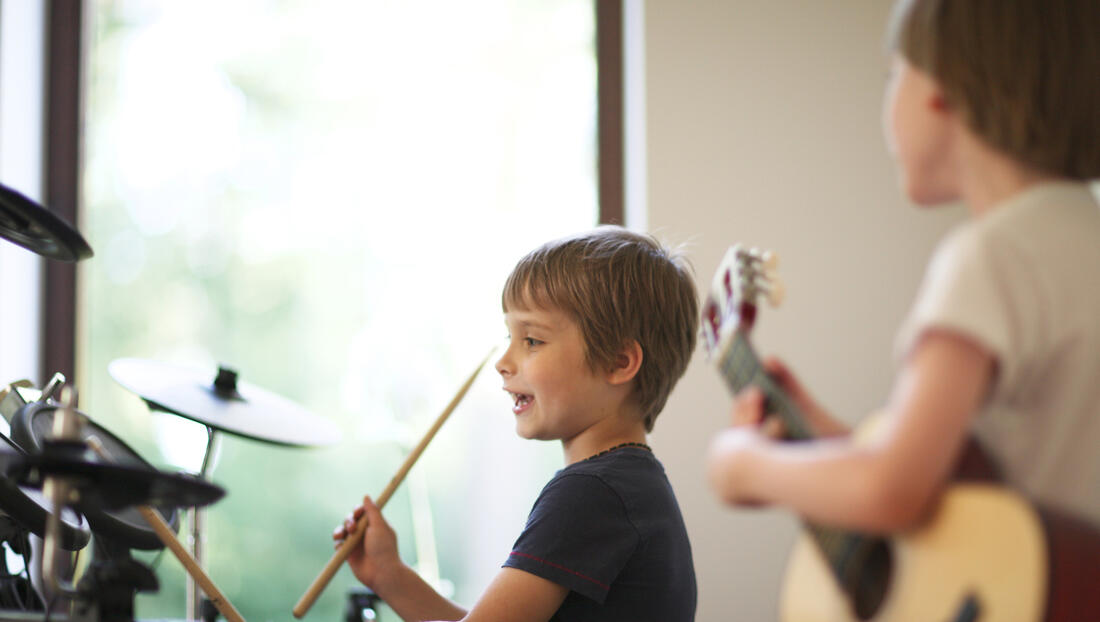 Illustrasjon barn som spiller instrumenter. Foto: AdobeStock