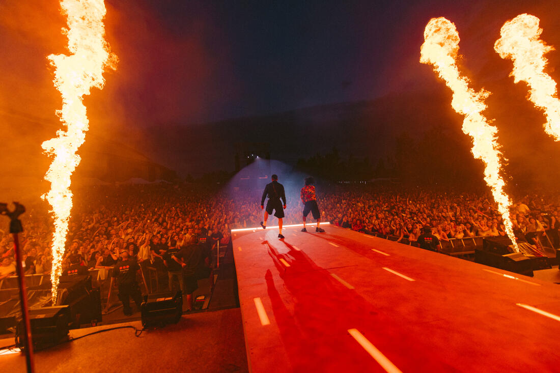 Karpe satte bokstavelig talt de urbane og tilreisende hjertene i brann under konserten på lørdag. Foto: Michael Angeles
