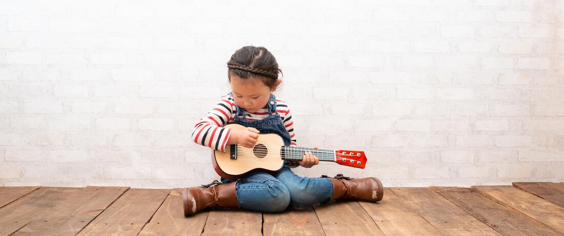 Jente med gitar. Foto: AdobeStock