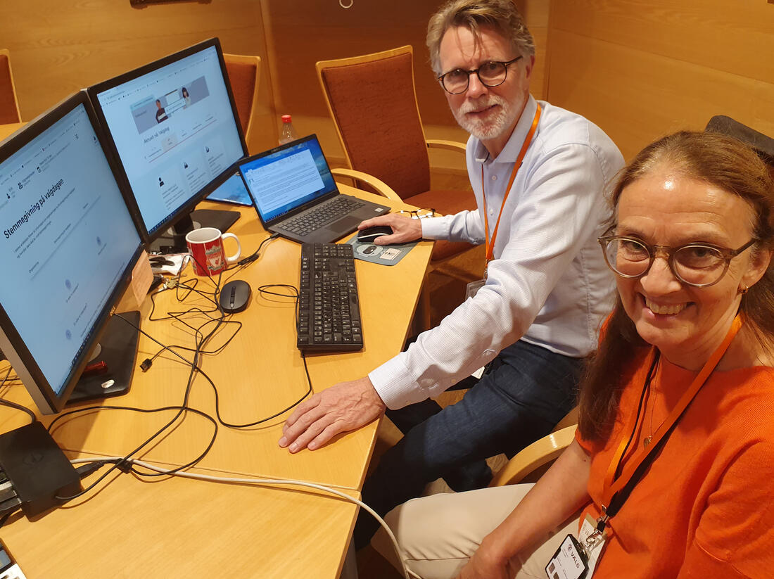 Espen Overskott og Siri Talsnes i valgsekretariatet i Hamar. De innrapporterer tall fra Hamar. 