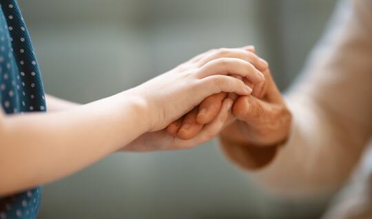 To personer holder hender. Foto: AdobeStock