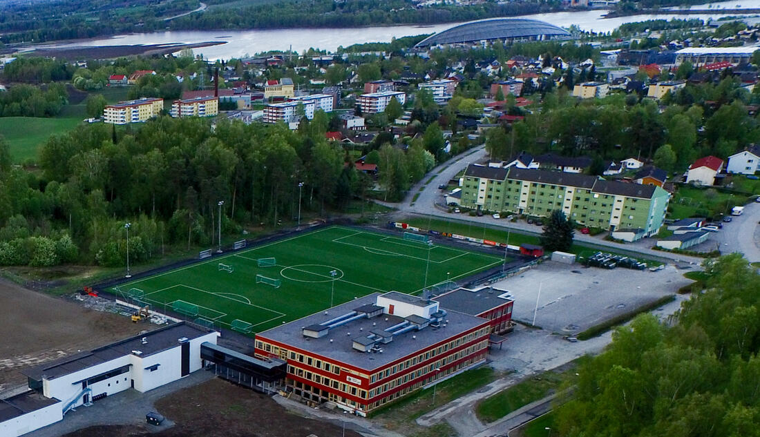 Børstad ungdomsskole og kunstgress. Foto: Skyphoto
