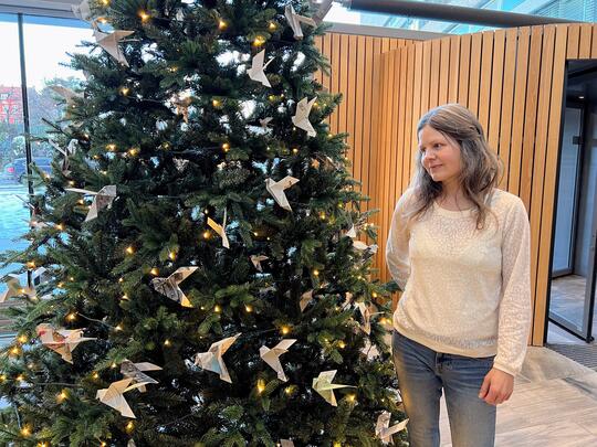 Kunstner Marianne Isachsen ved juletreet