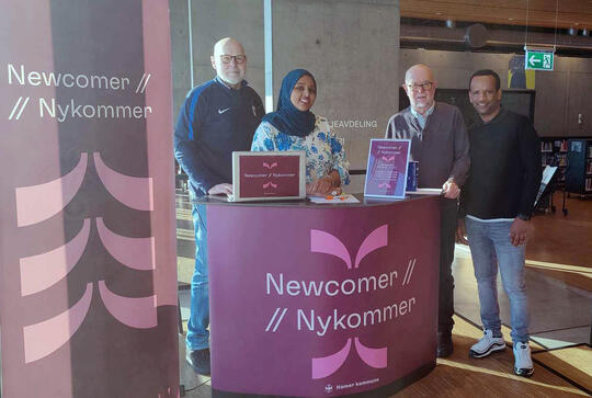 Fardousa Musa, sjef for Newcomer, sammen med besøkende i Hamar bibliotek.