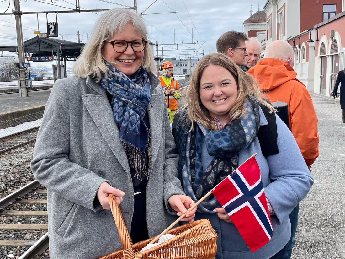 Ordførerne i Hamar og Løten Vigdis Stensby og Marte Larsen Tønseth ønsket velkommen med kaffe og boller