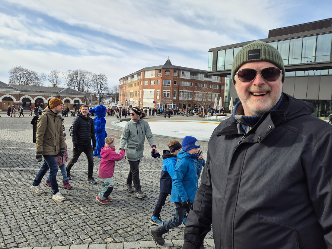 Kultursjef Morten Midtlien (på Stortorget) er imponert over alle som har gått Hamar rundt i løpet av påsken.