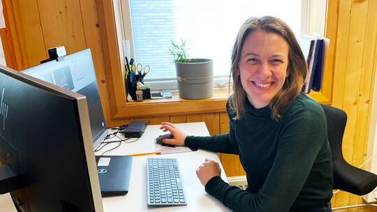 Karen Tømte, festivalsjef for Miljøuka på kontoret, foran pc