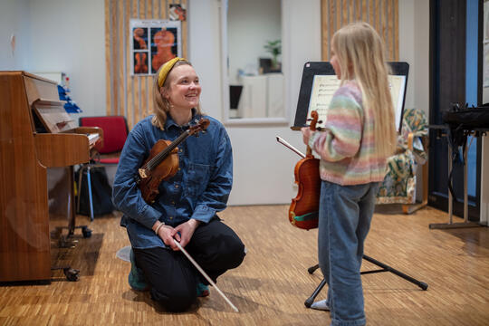 Foto fra kulturskolen. Fiolin-elev og lærer. Foto: Jens Haugen, ANTI